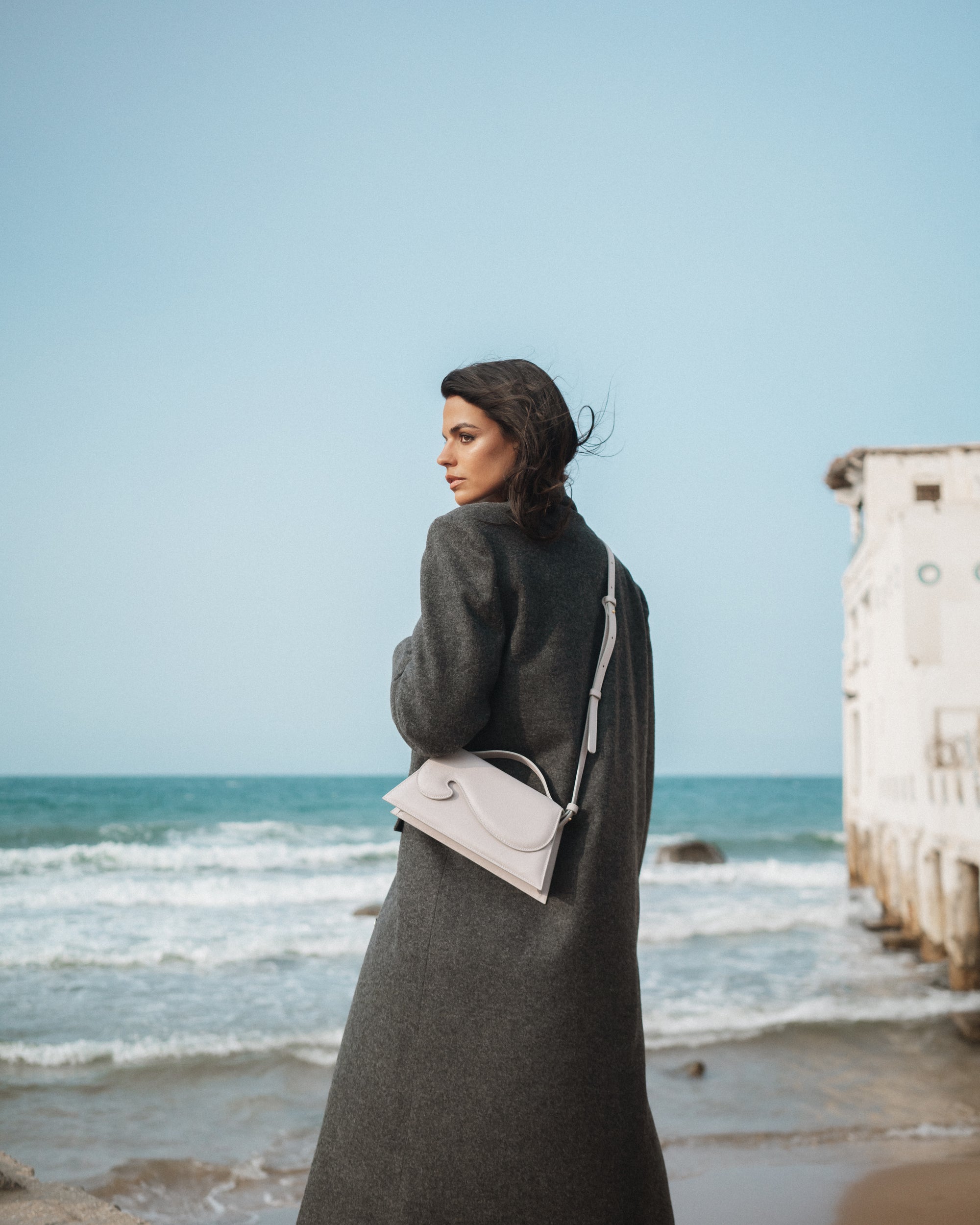 gris-bandouliere-pose-modele
